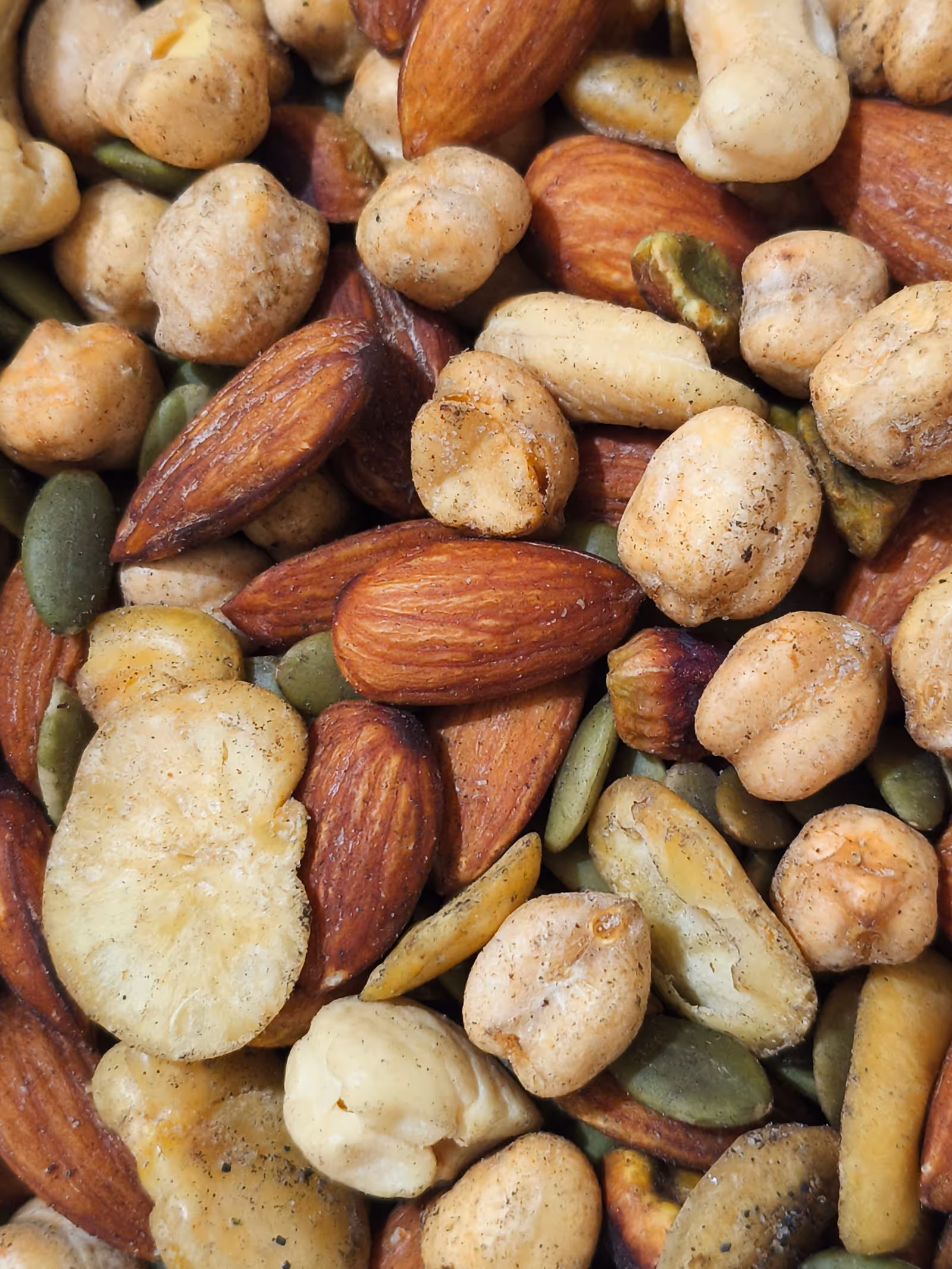 Tigela com amêndoas, castanhas de caju e sementes de abóbora, fontes alimentares de magnésio