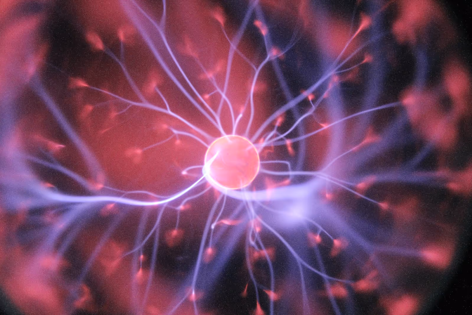 Filamentos elétricos irradiando de um núcleo luminoso, representando estímulo nervoso