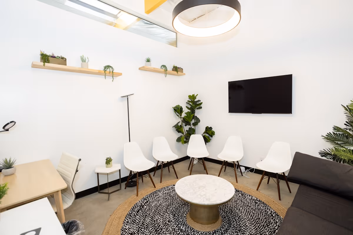Sala de espera moderna com cadeiras brancas e plantas, ambiente calmo e acolhedor Sala de espera moderna com cadeiras brancas e plantas, ambiente calmo e acolhedor