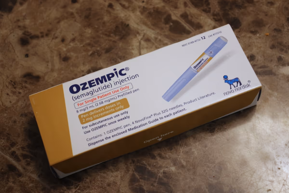 Caixa de Ozempic e caneta injetora de semaglutida sobre superfície neutra Caixa de Ozempic e caneta injetora de semaglutida sobre superfície neutra
