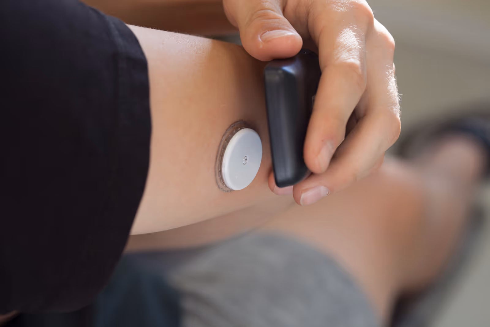 Ampola de medicamento imunomodulador sobre fundo clínico desfocado