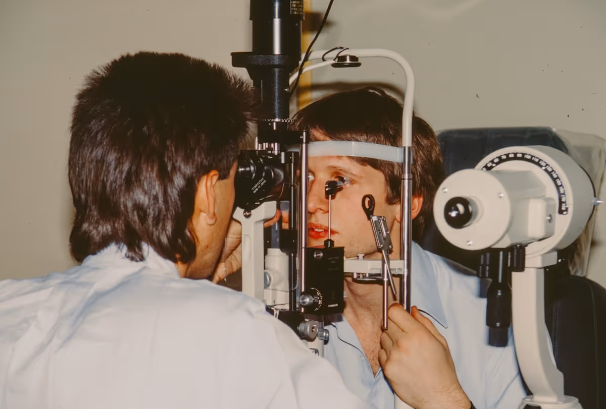 Oftalmologista examinando a retina de um paciente com equipamento especializado